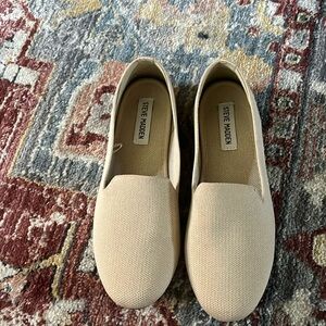 Steve Madden Sabin. Tan Flats | Women's Size 7.5. Excellent condition